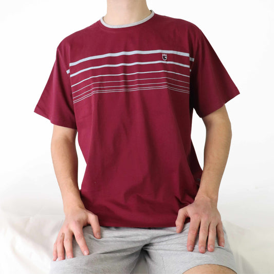 Rode heren shortama met ronde hals en witte horizontale strepen op de borst, gedragen met grijze shorts.