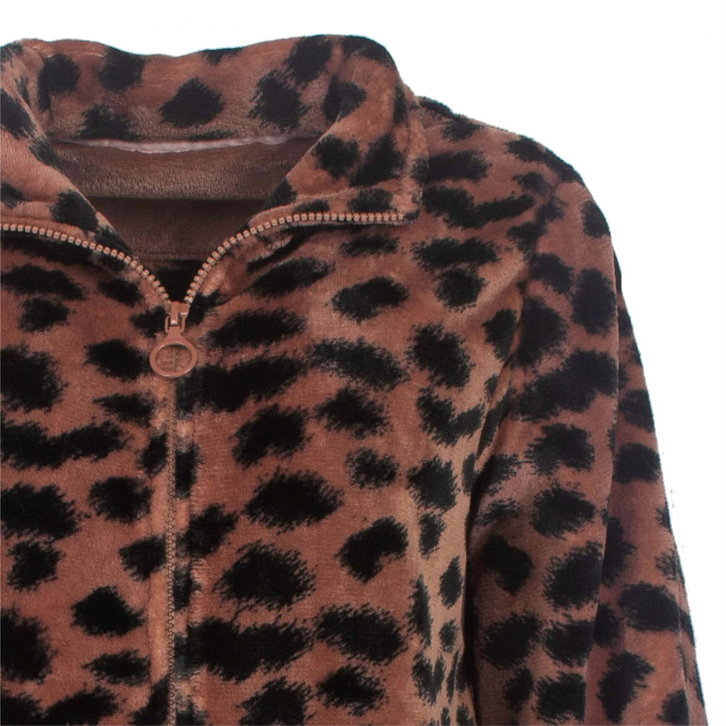 Bruine fleece huispak met panterprint, close-up van de hals en rits met metalen trekker
