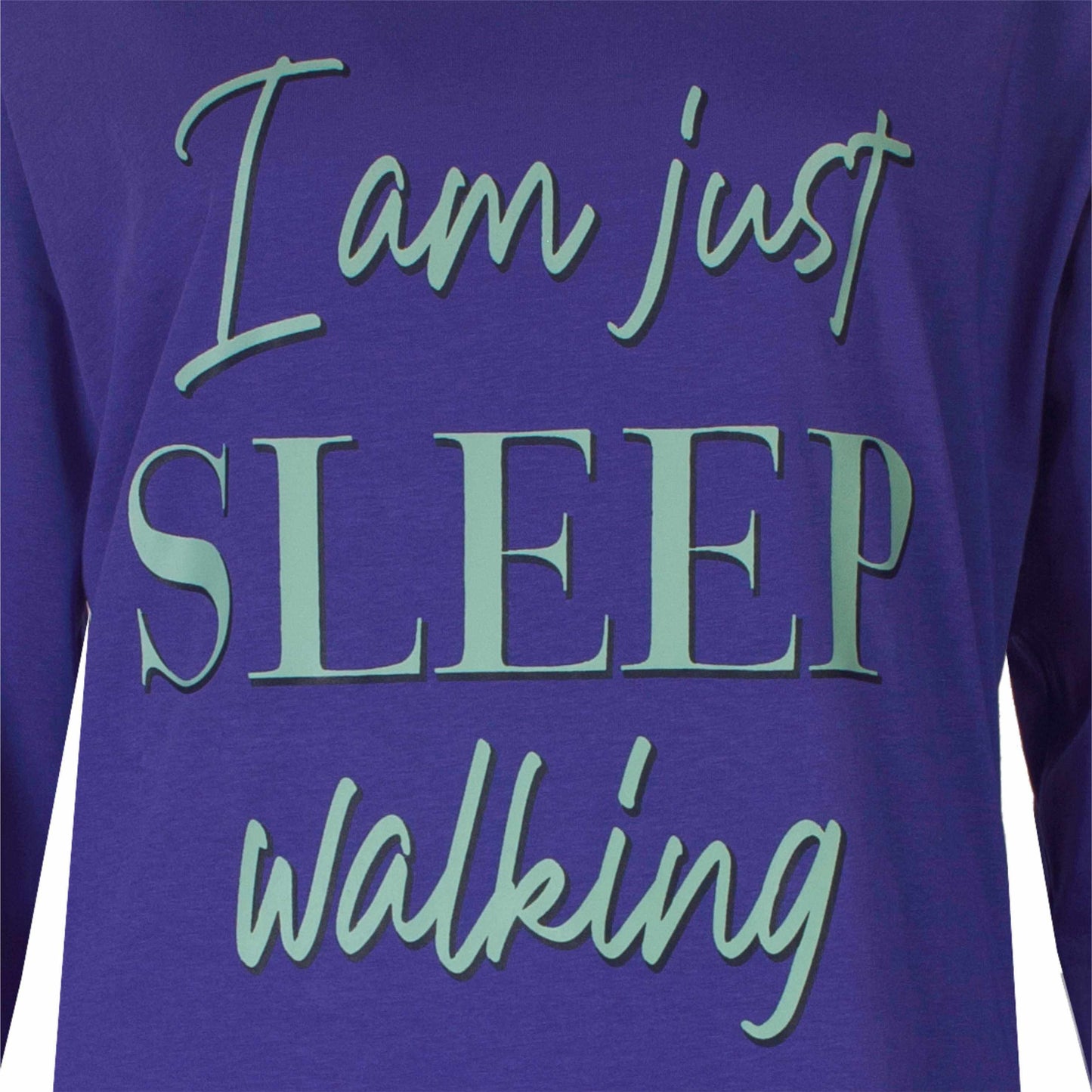 Paars nachthemd met lange mouwen en opschrift 'I am just sleep walking' in mintgroene letters