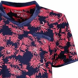 Blauw nachthemd met roze bloemenpatroon, V-hals, korte mouwen en satijnen details.