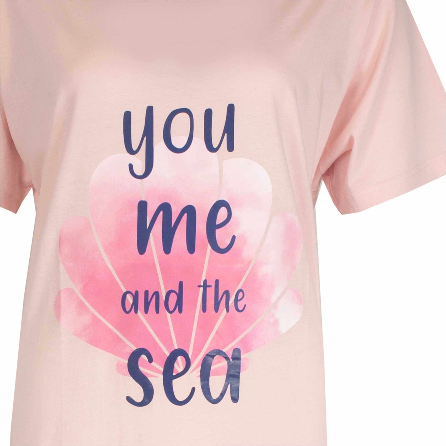 Roze nachthemd met korte mouwen, opdruk van roze schelp en tekst 'you me and the sea' in donkerblauw