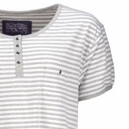 Grijs gestreept dames nachthemd met korte mouwen, ronde hals met biesje, polo sluiting en klein borstzakje.