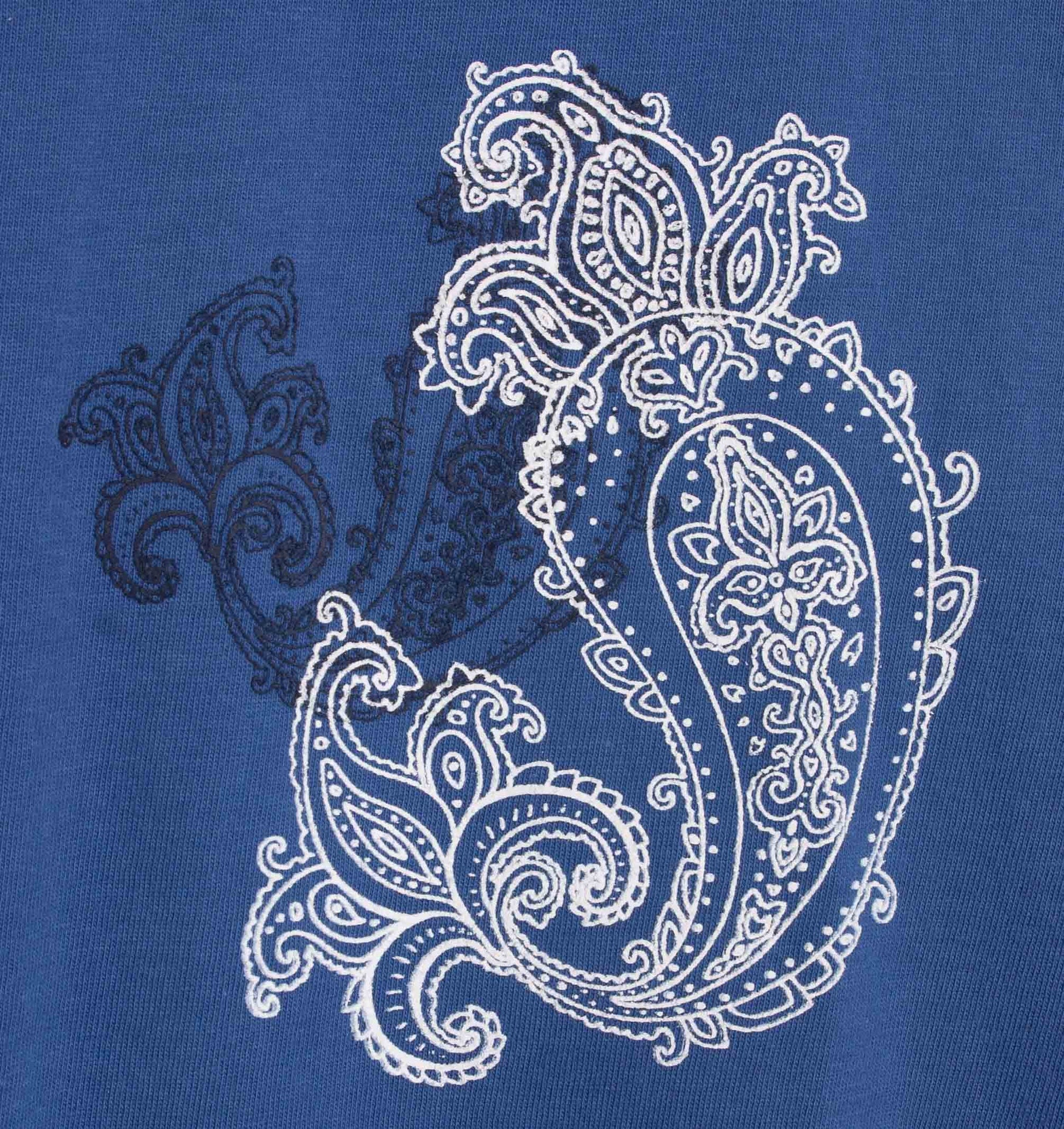 Blauwe stof met wit paisley patroon, detail van een dames pyjama met korte mouwen