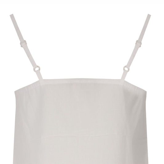 Witte katoenen dames pyjama top met verstelbare spaghetti bandjes en ronde hals met haakwerk detail.