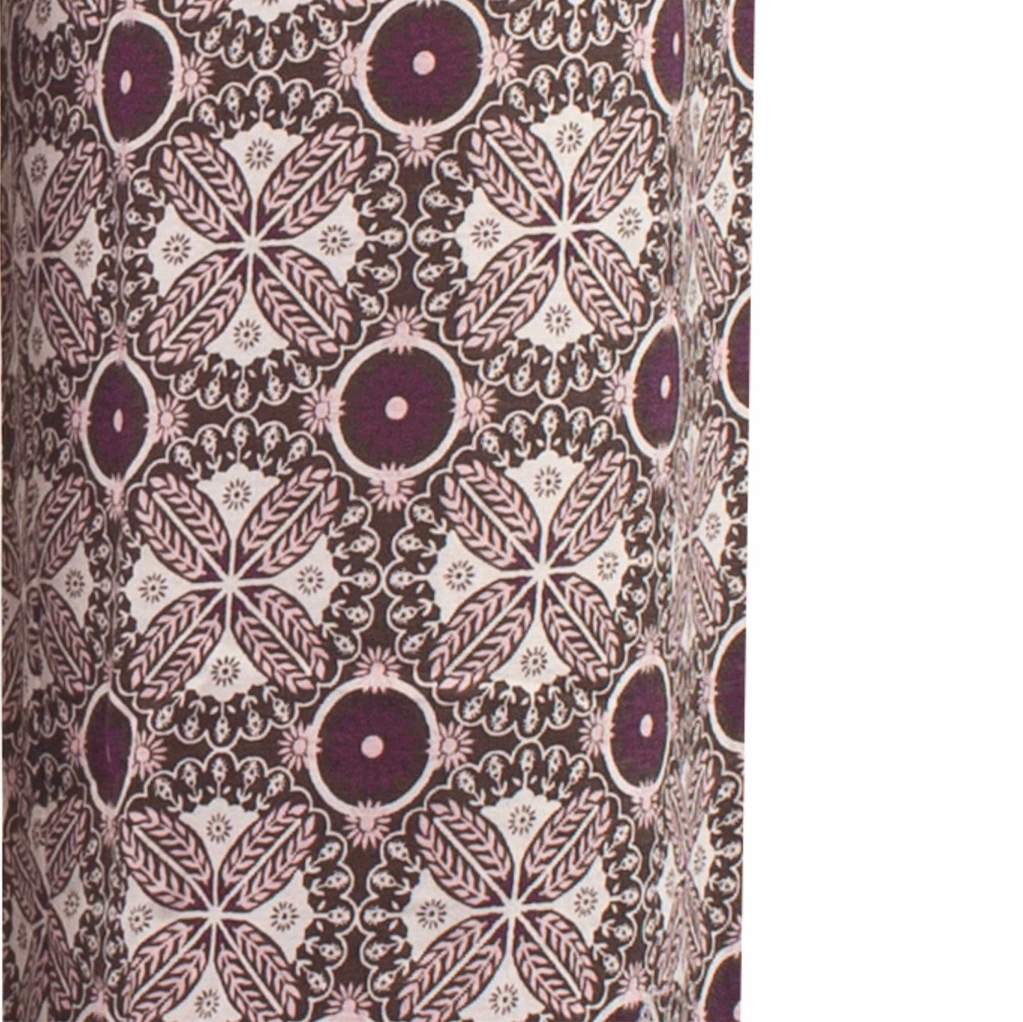 Paarse en witte bloemenprint stof met complexe symmetrische patronen van bladeren en cirkels.