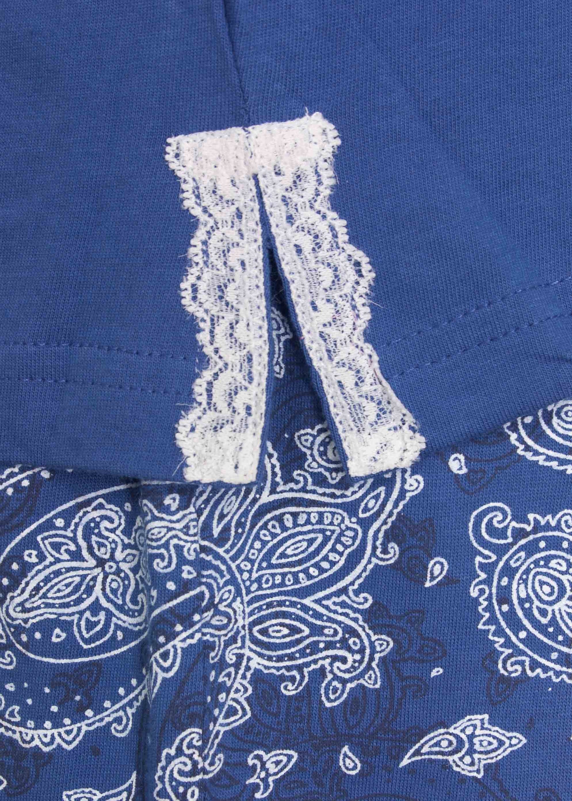 Blauwe pyjama met korte mouwen, kanten detail op de hals en paisley patroon op de onderkant