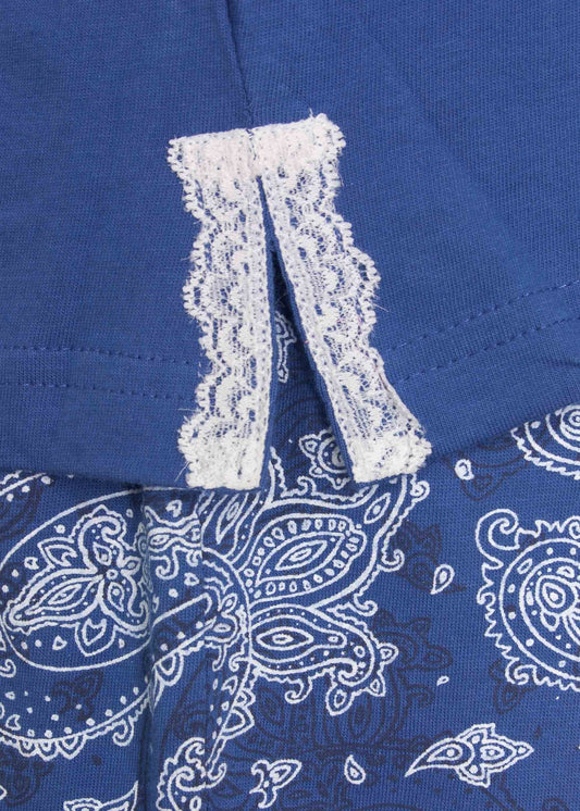 Blauwe pyjama met korte mouwen, kanten detail op de hals en paisley patroon op de onderkant