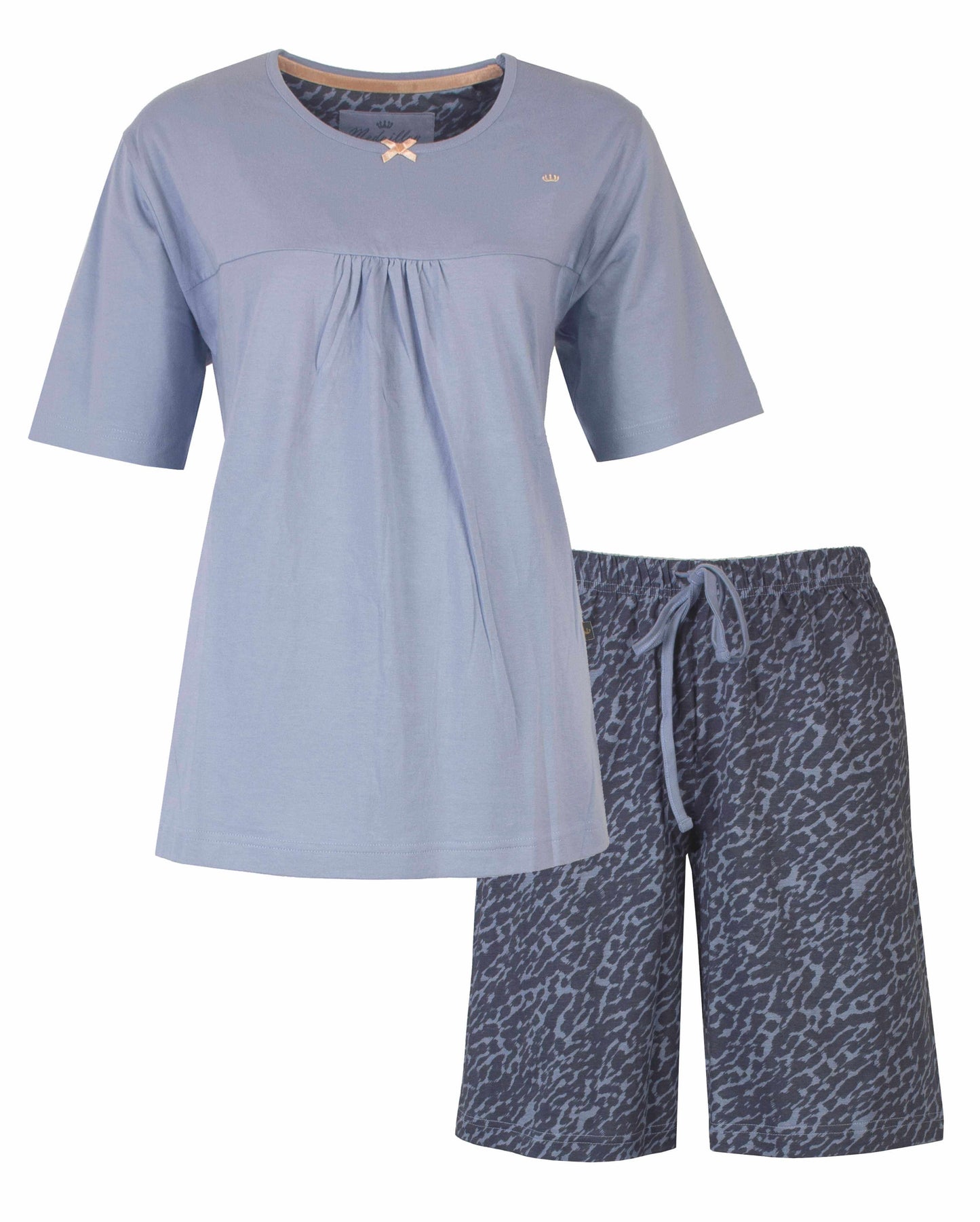 Grijze dames shortama set met korte mouwen. T-shirt met plooien en bermmet luipaardprint.