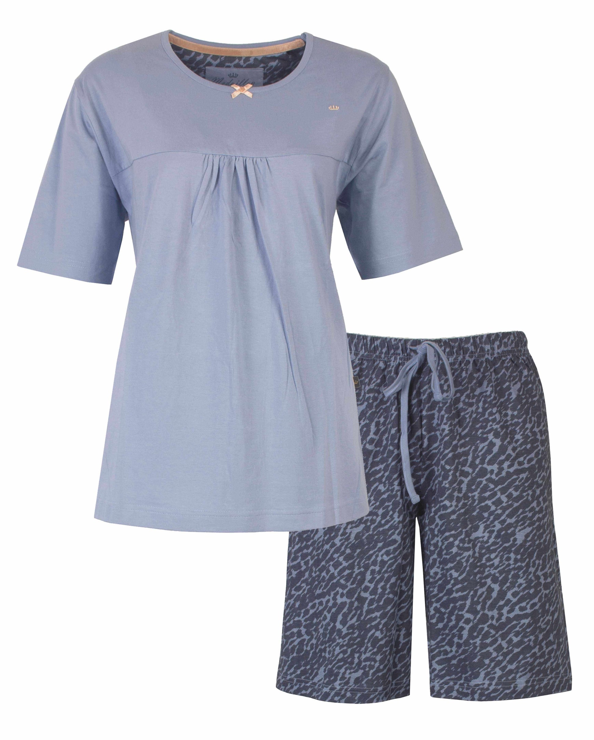 Grijze dames shortama set met korte mouwen. T-shirt met plooien en bermmet luipaardprint.