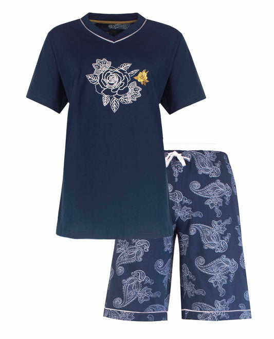 Marineblauwe dames shortama met witte rozenmotief op shirt en paisley patroon op shorts, gemaakt van katoen