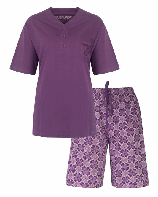 Lila dames shortama met korte mouwen en bijpassende korte broek met bloemenpatroon in paarse tinten.