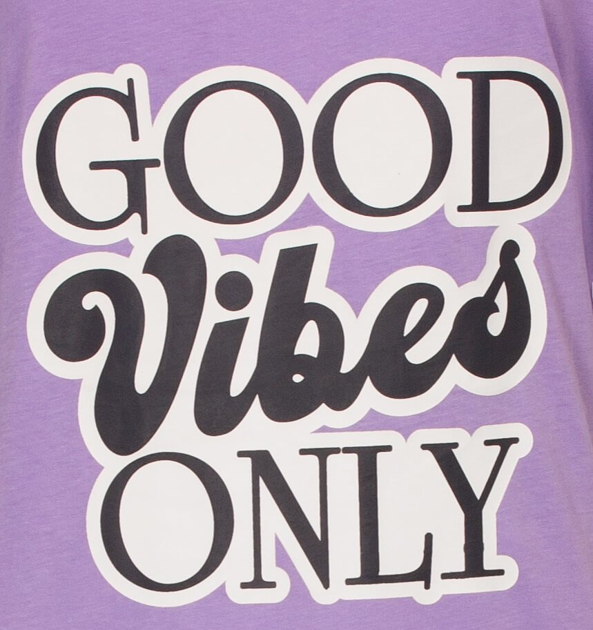 Paars nachthemd met witte opdruk 'Good Vibes Only' in verschillende lettertypes