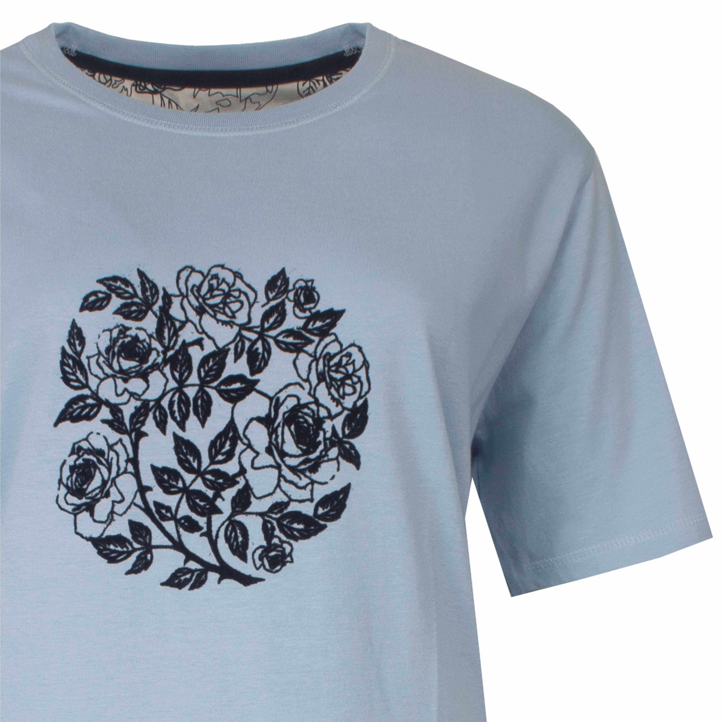 Lichtgrijze dames shortama met zwarte rozenprint in een cirkelvormig ontwerp op de voorkant van het shirt.