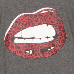 Grijs nachthemd met rode lippen print en luipaard patroon, lange mouwen en ronde hals met contrasterende bies