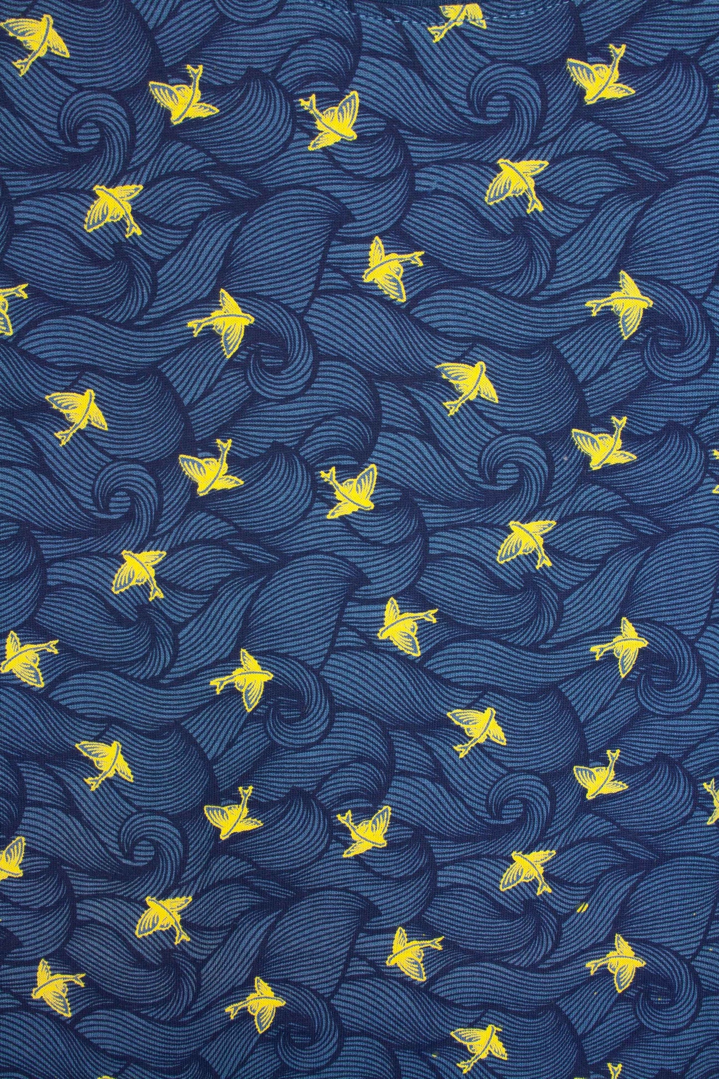 Blauw patroon met golvende lijnen en gele vogelfiguren verspreid over de stof, gemaakt van katoen.