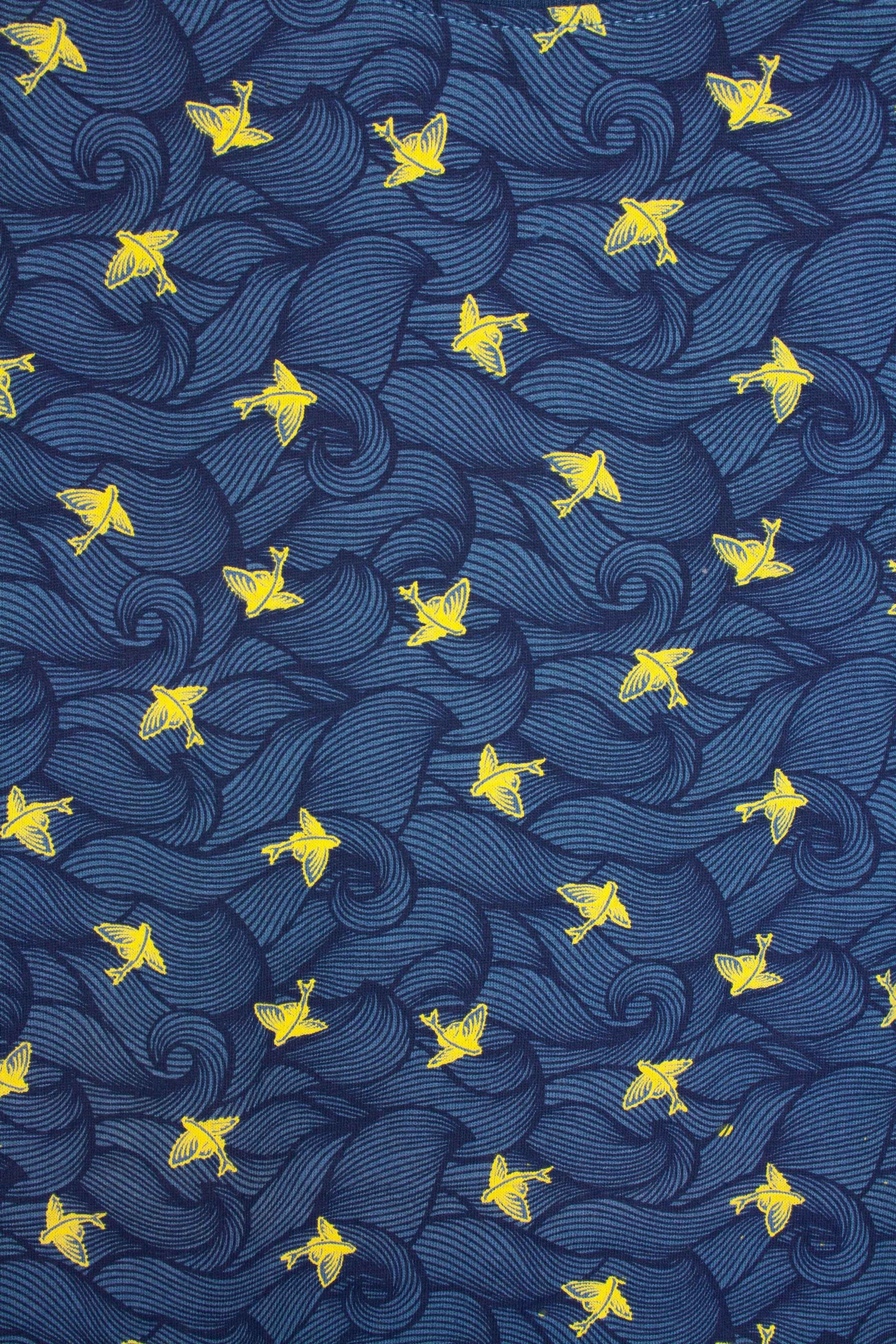 Blauw patroon met golvende lijnen en gele vogelfiguren verspreid over de stof, gemaakt van katoen.