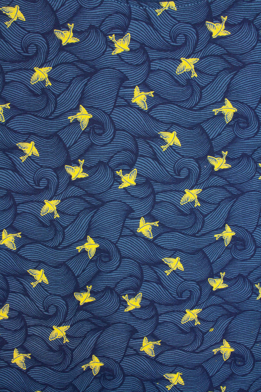 Blauw patroon met golvende lijnen en gele vogelfiguren verspreid over de stof, gemaakt van katoen.
