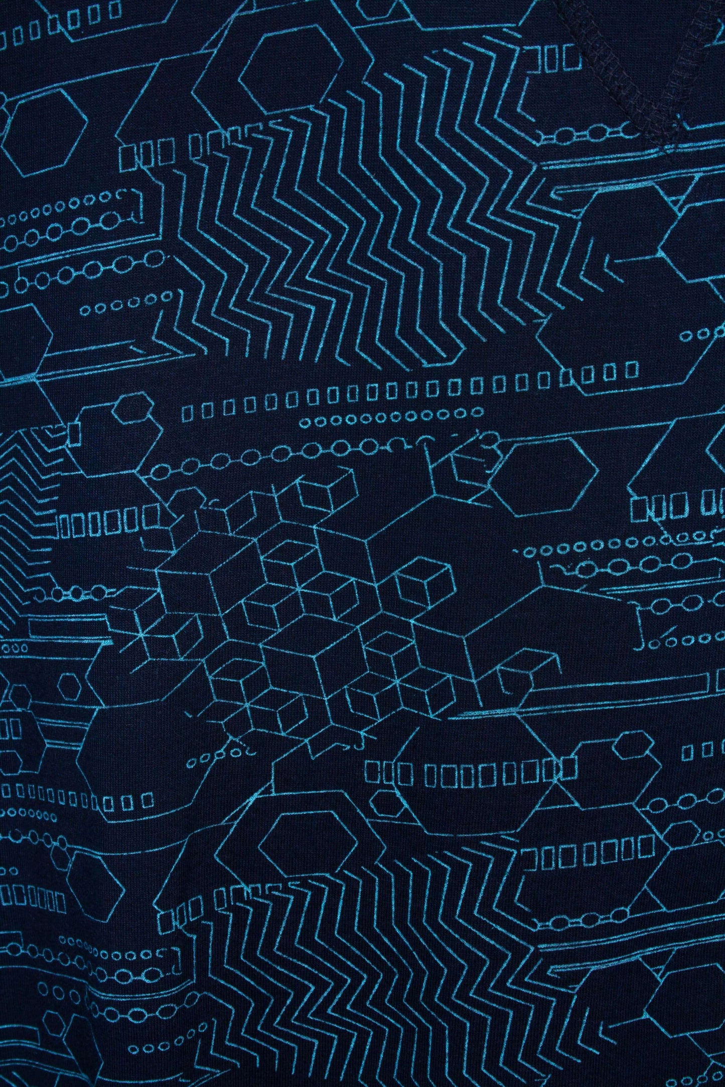 Blauw technisch patroon met hexagonale voronen, zigzaglijnen en geometraire code op donkere achtergrond