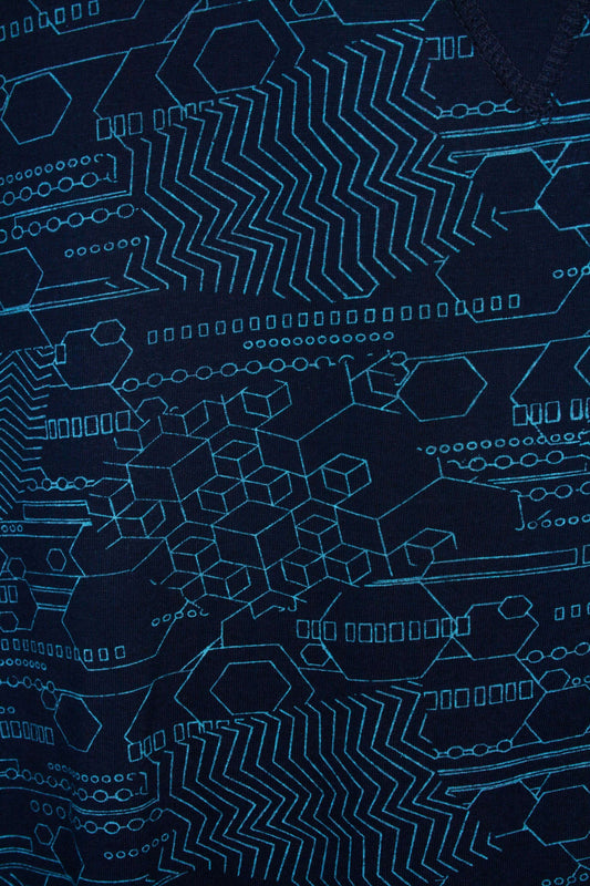 Blauw technisch patroon met hexagonale voronen, zigzaglijnen en geometraire code op donkere achtergrond