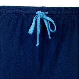 Close-up van donkerblauwe pyjamabroek met lichtblauw aantrekkoord in de tailleband