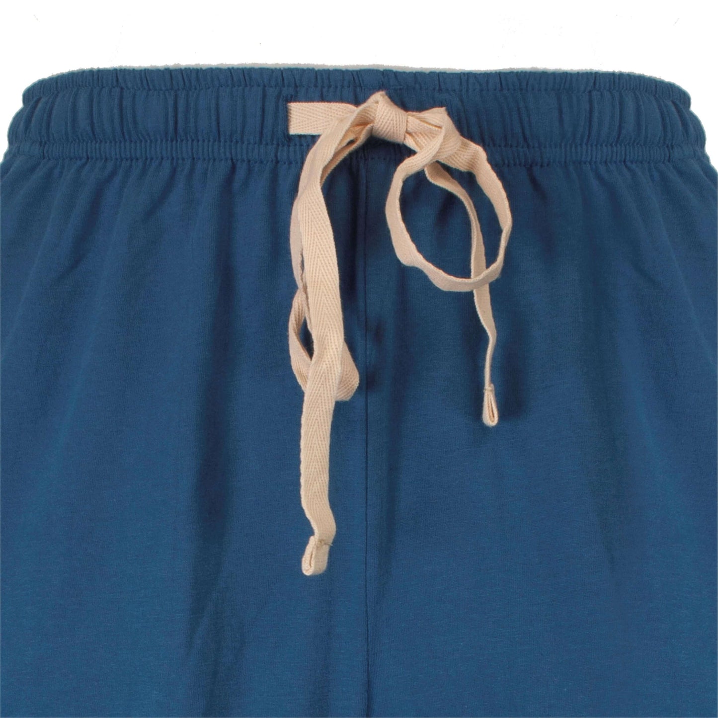 Close-up van een blauwe shortama broek met een beige trekkoord in de elastische tailleband.