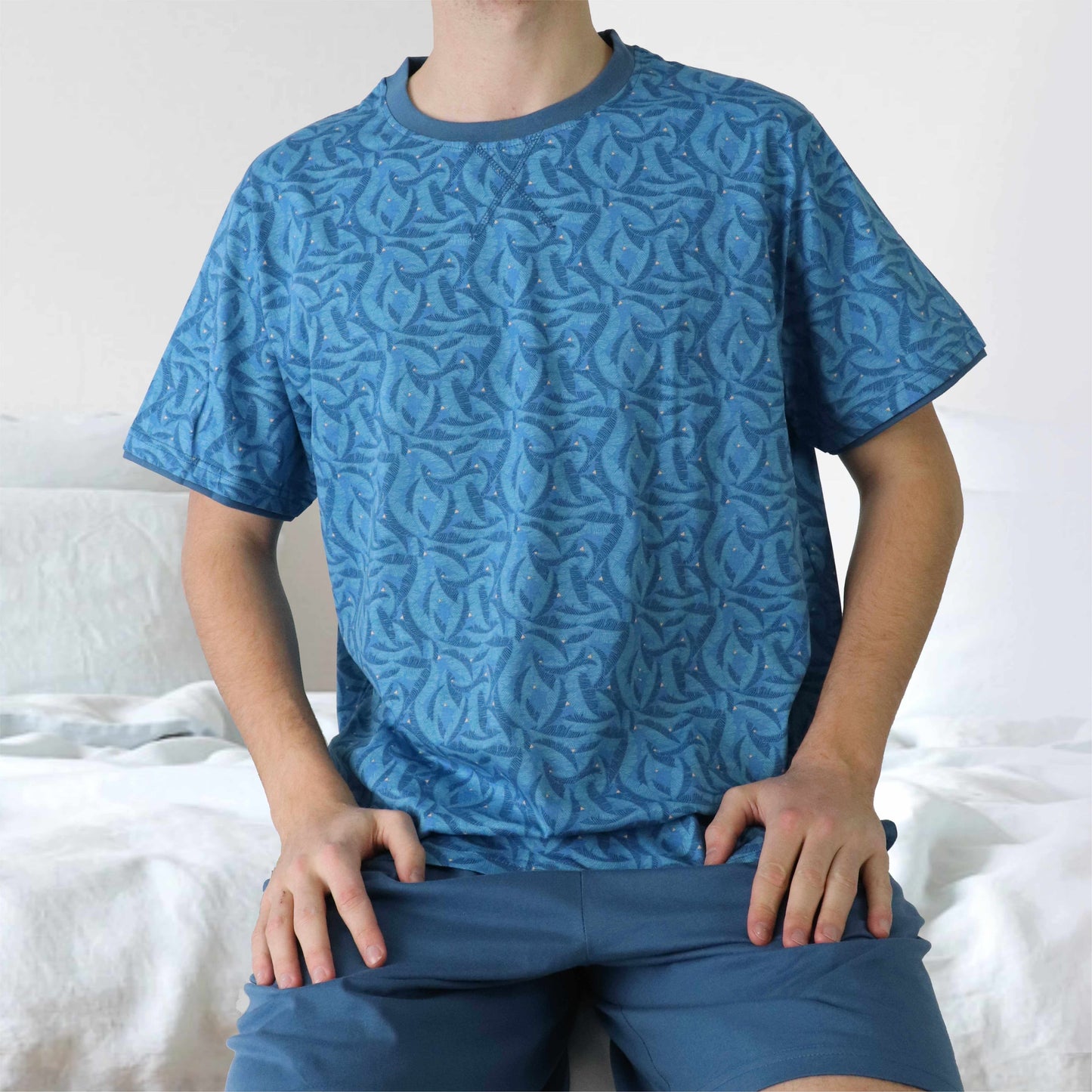 Blauwe heren shortama met all-over print. T-shirt heeft mouwen en korte broek, beide in bijpassend blauw.