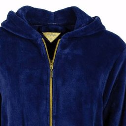 Blauwe fleece badjas met capuchon, goudkleurige rits en opgestikte zakken, gemaakt van zacht en warm materiaal.