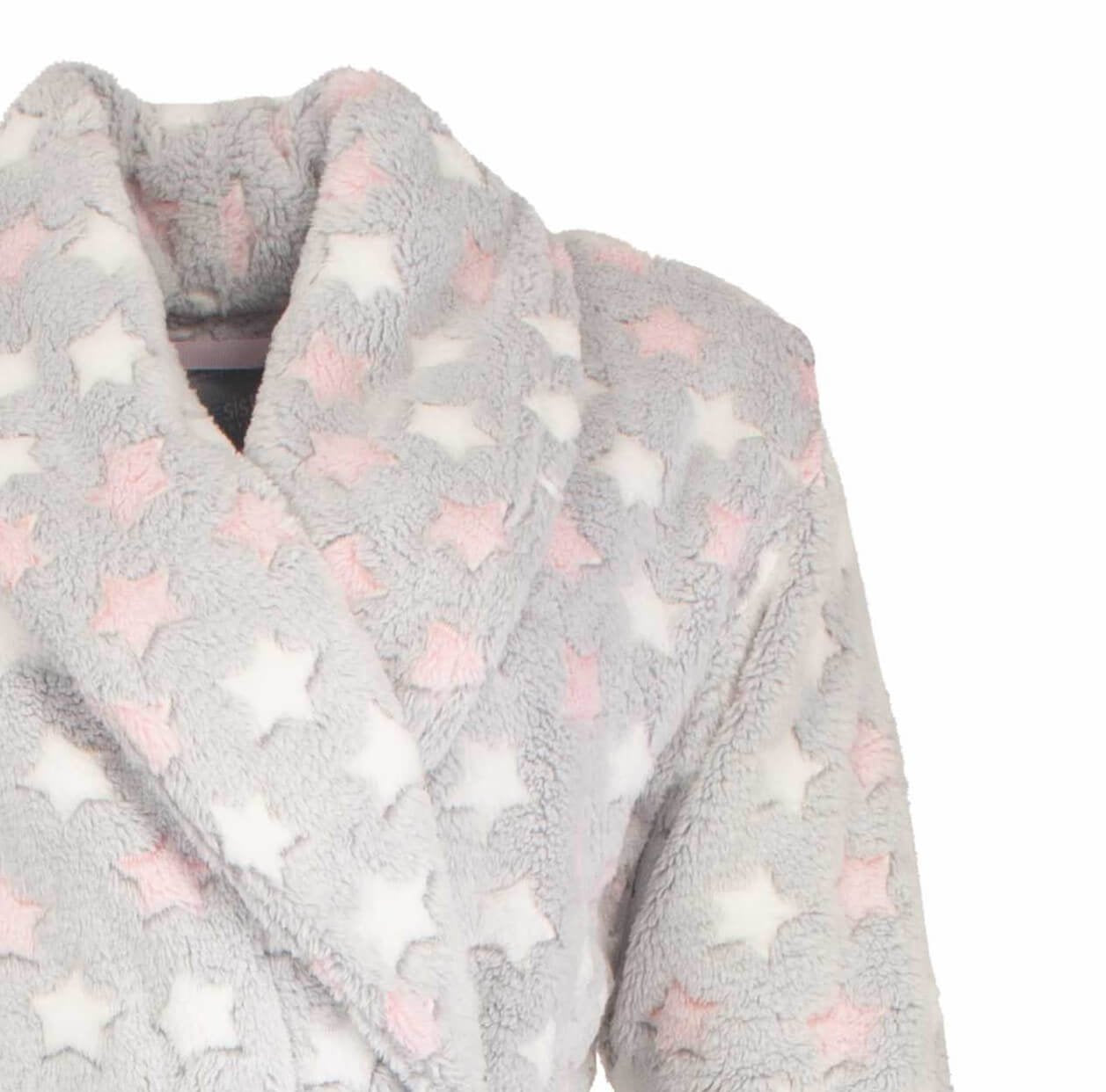Grijze fleece badjas met roze en witte sterren patroon, zachte sjaalkraag zichtbaar.