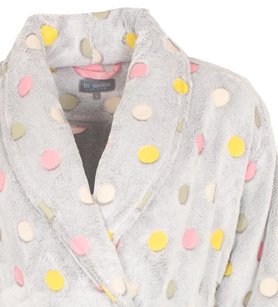 Grijze fleece badjas met gekleurde stippen, sjaalkraag en ceintuur. Merk Irresistible zichtbaar op label.