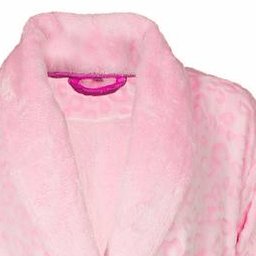 Zachte roze fleece badjas met sjaalkraag en ceintuur, close-up van de kraag en schouderpartij