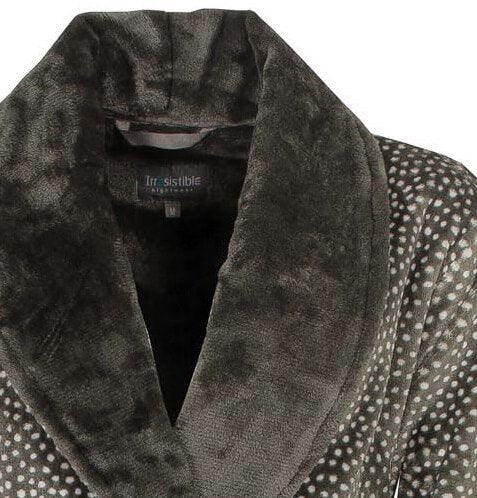 Bruine fleece badjas met sjaalkraag en stippenpatroon, close-up van de kraag en schouderpartij