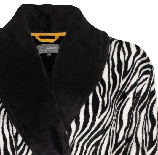 Zwart-witte zebadjas met grote zwarte kraag, merk Irresistible zichtbaar op label