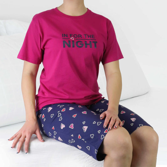 Fuchsia T-shirt met 'In for the night' tekst en marineblauwe broek met hartjespatroon, 3/4 pyjama set