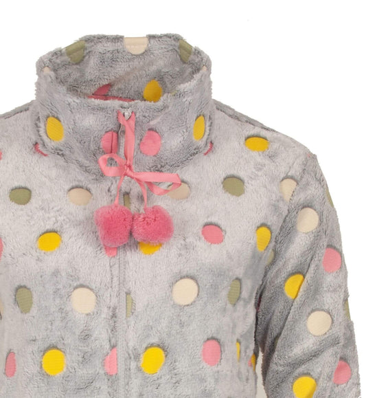 Grijze fleece huispak met kleurrijke stippen, hoge kraag en roze pompons aan de rits, gemaakt van zacht materiaal