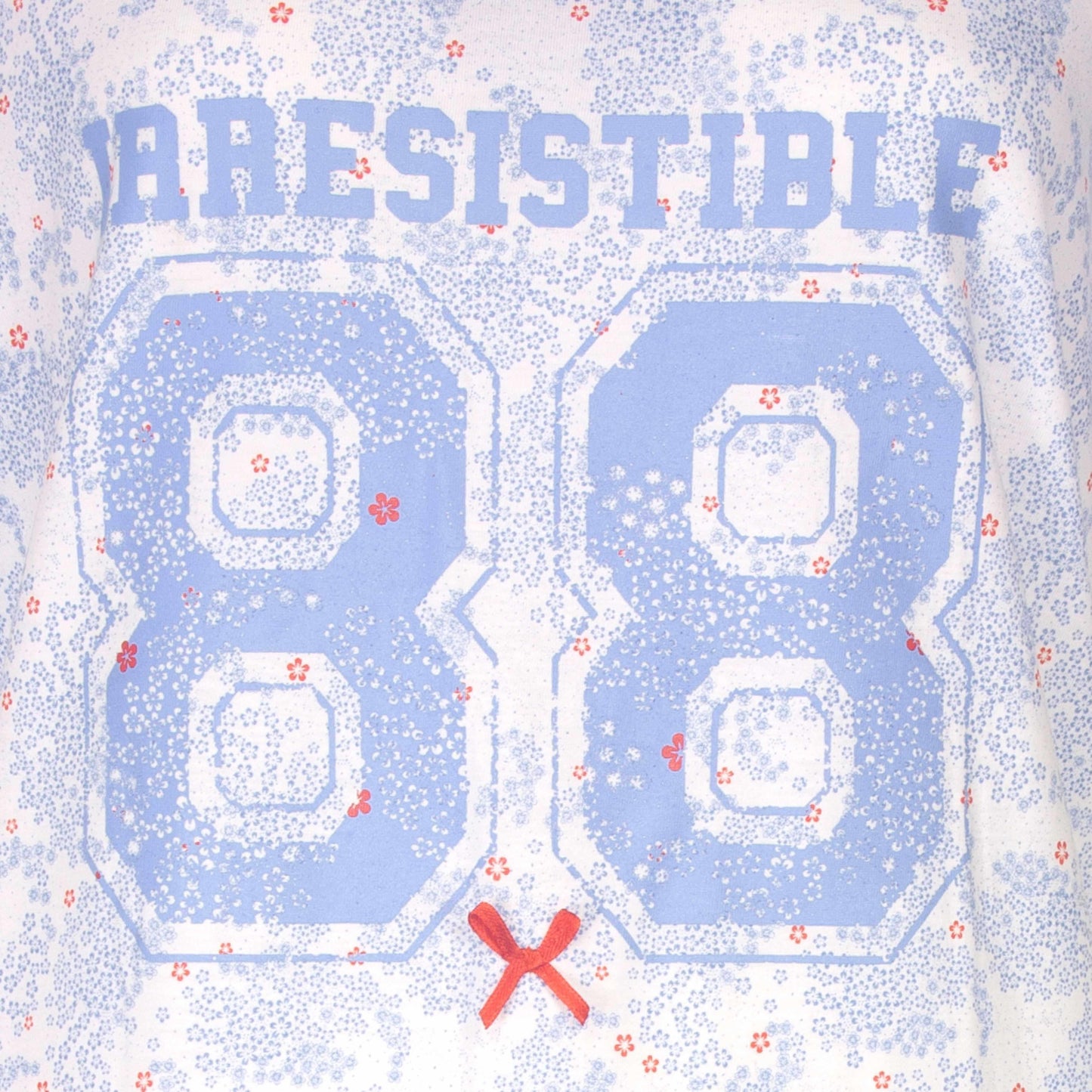 Blauw nachthemd met 'Irresistible 88' opdruk, versierd met kleine rode en witte bloemen