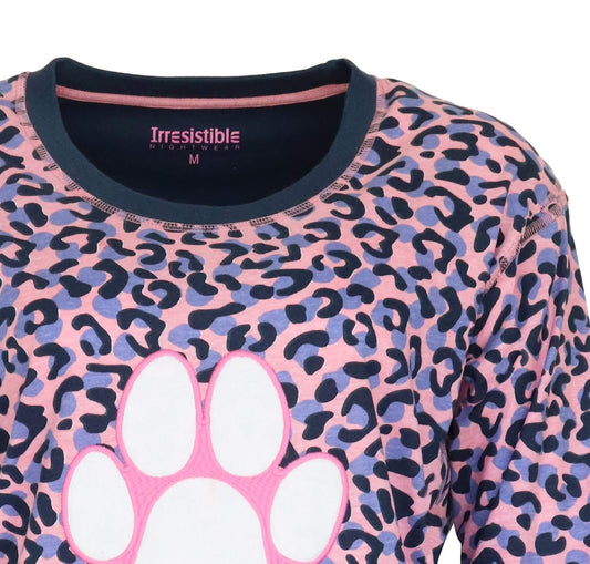 Roze nachthemd met blauw luipaardprint en witte pootafdruk, ronde hals met blauwe afwerking, maat M.