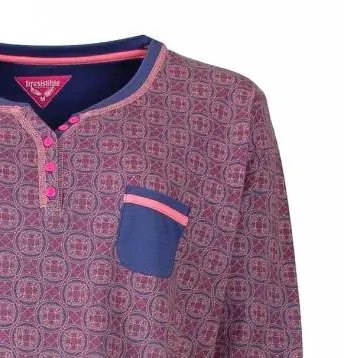 Blauw nachthemd met roze geometrisch patroon, lange mouwen, polosluiting en borstzakje met contrasterende kleur.