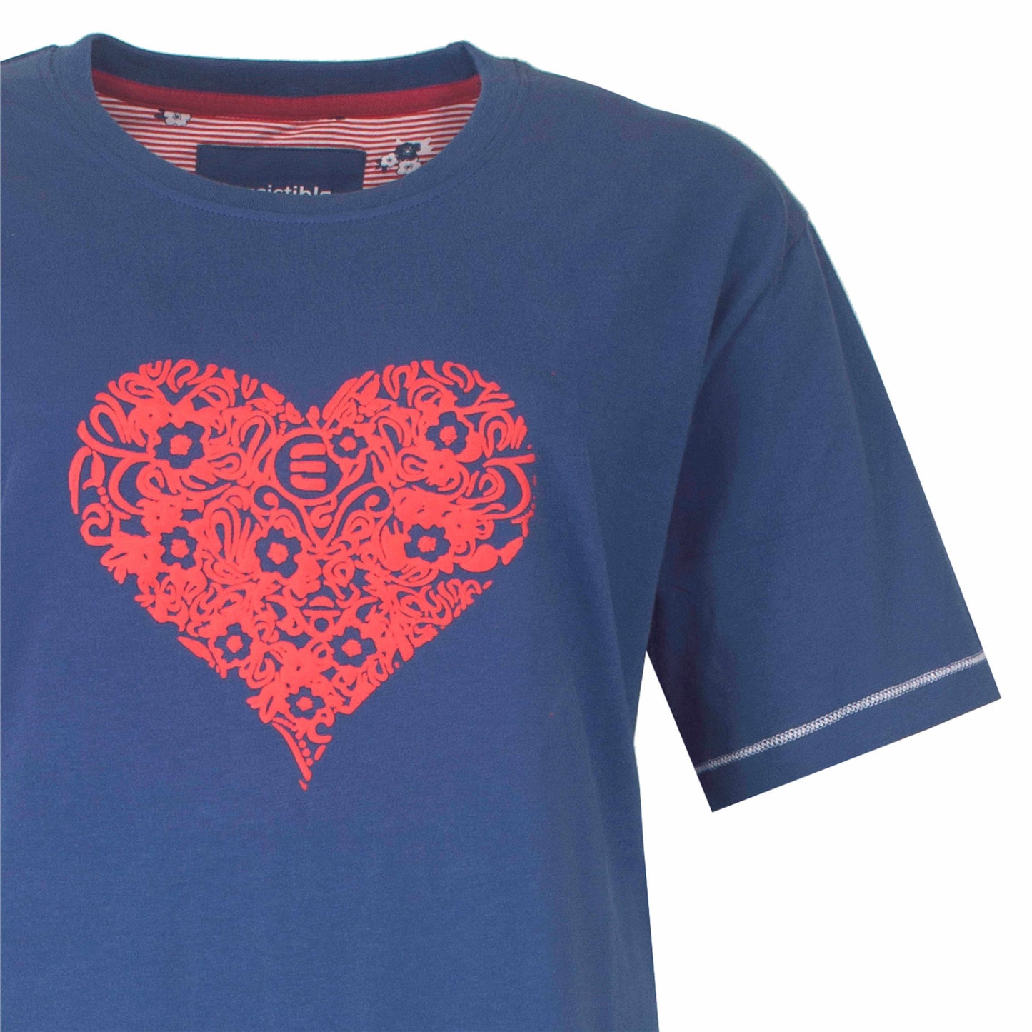 Blauw nachthemd met groot rood hartontwerp, gemaakt van kleine bloemen en krullen. Gestreepte kraag zichtbaar.