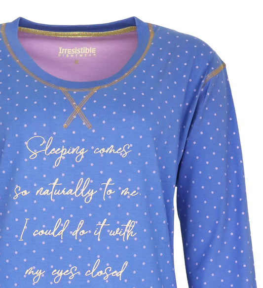 Blauw nachthemd met witte stippen en gouden tekst 'Sleeping comes so naturally to me I could do it with my eyes closed'