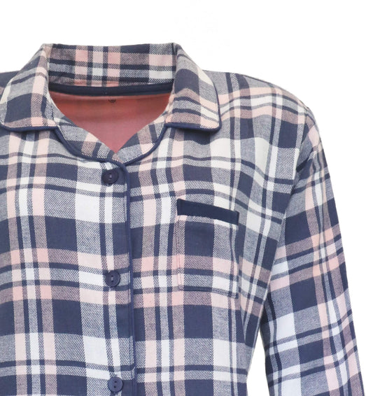 Blauw en wit geruit flanel nachthemd met reverskraag en knoopsluiting, gemaakt van 100% katoen.