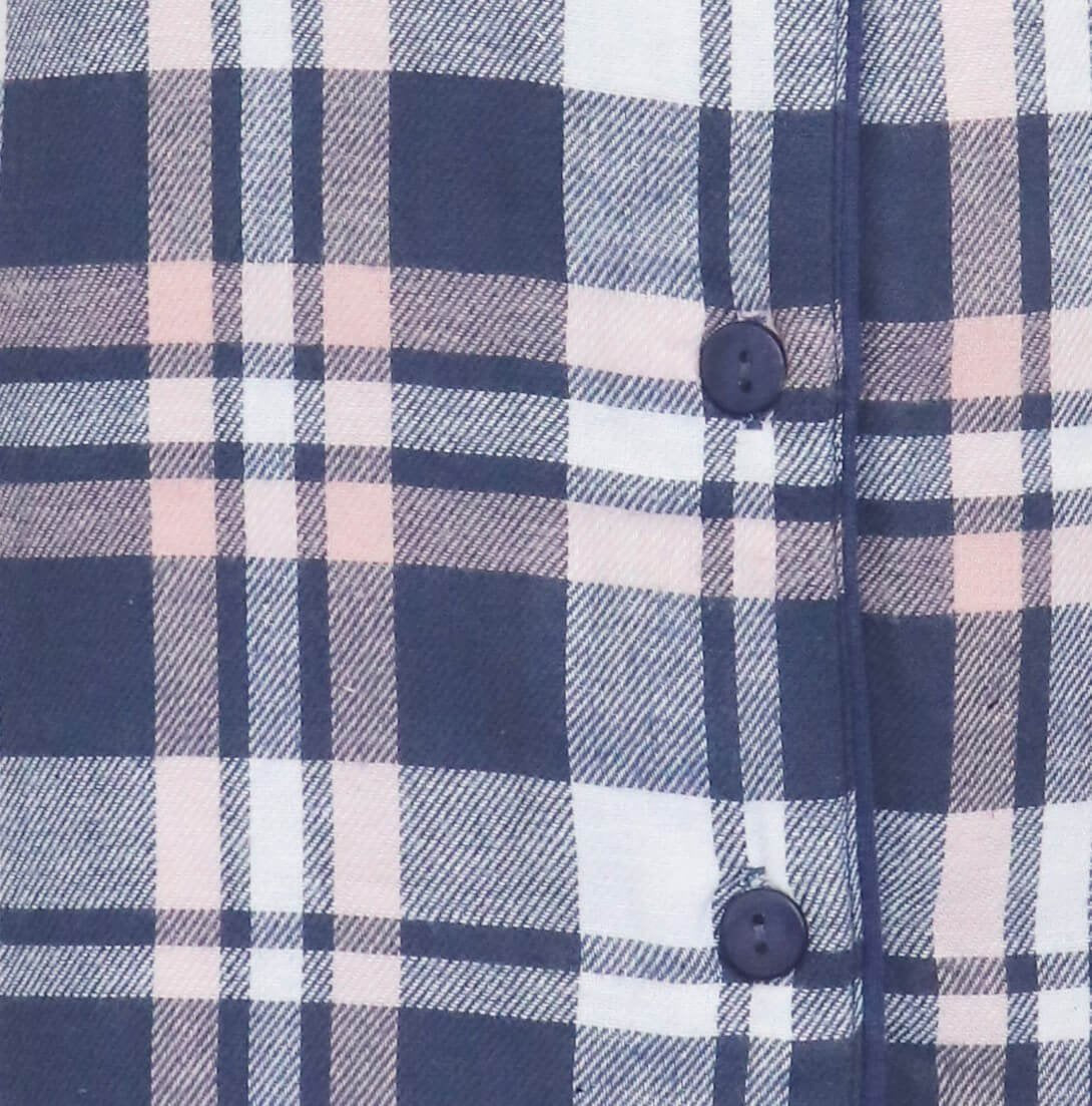 Blauw geruit flanel nachthemd met doorknoop-sluiting en twee zichtbare donkerblauwe knoopjes.