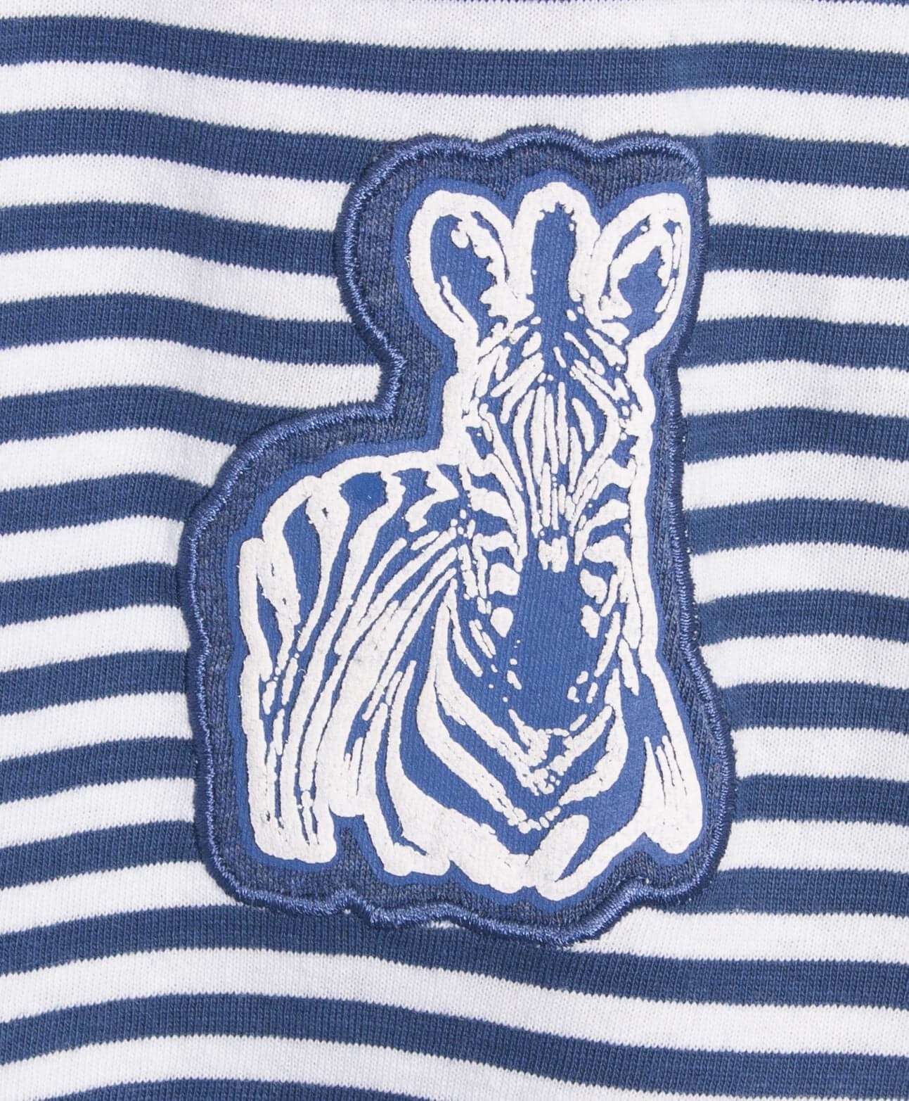 Gestreept blauw-wit nachthemd met kleine zebra applicatie op de borst, korte mouwen en ronde hals.