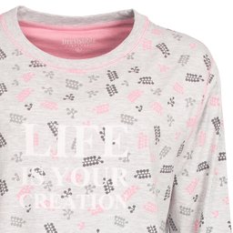 Grijs nachthemd met roze kraag, bedrukt met kleine zwarte teksten en roze hartjes over het hele kledingstuk
