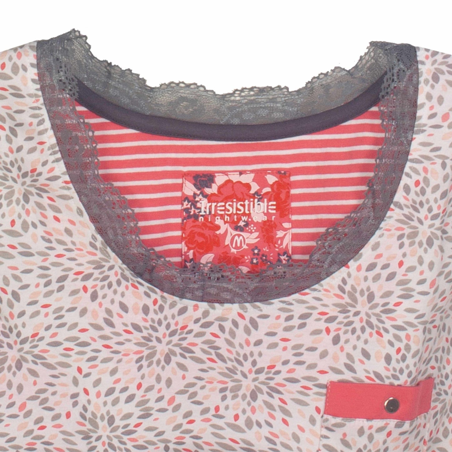 Beige nachthemd met bloemenprint, rode strepen bij de hals, kanten afwerking en een borstzakoord op de heup.