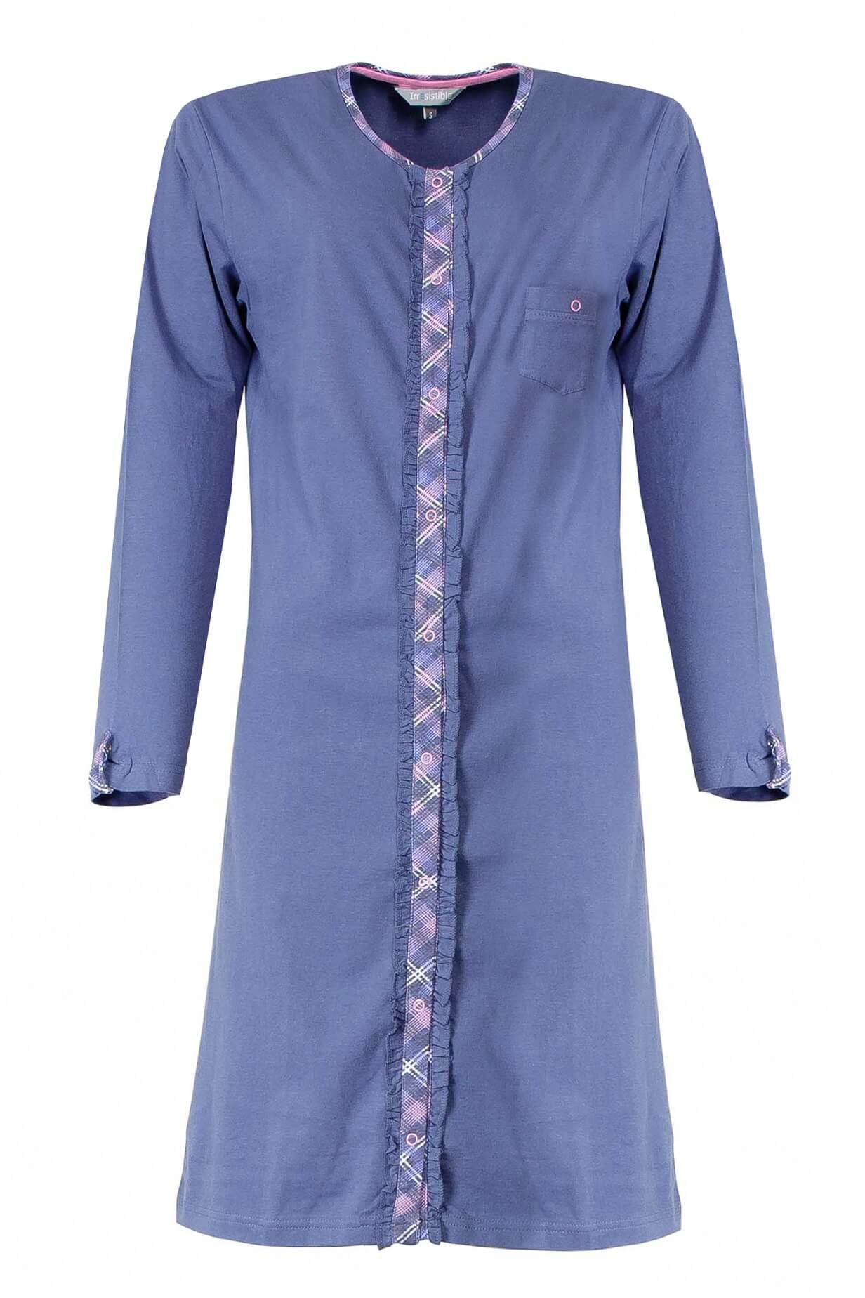 Blauw katoenen dames nachthemd met lange mouwen, doorknoop model, rushes langs knoopsluiting en borstzakje met knoopje.