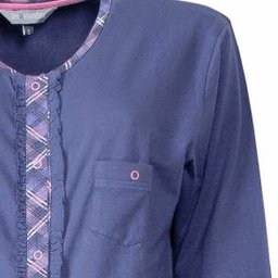 Blauw katoenen nachthemd met lange mouwen, doorknoop model, rushes langs knoopsluiting en borstzakje met knoopje.