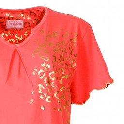 Licht oranje nachthemd met korte mouwen, V-hals, goudkleurige foilprint op de borst en geprint hals inzet.