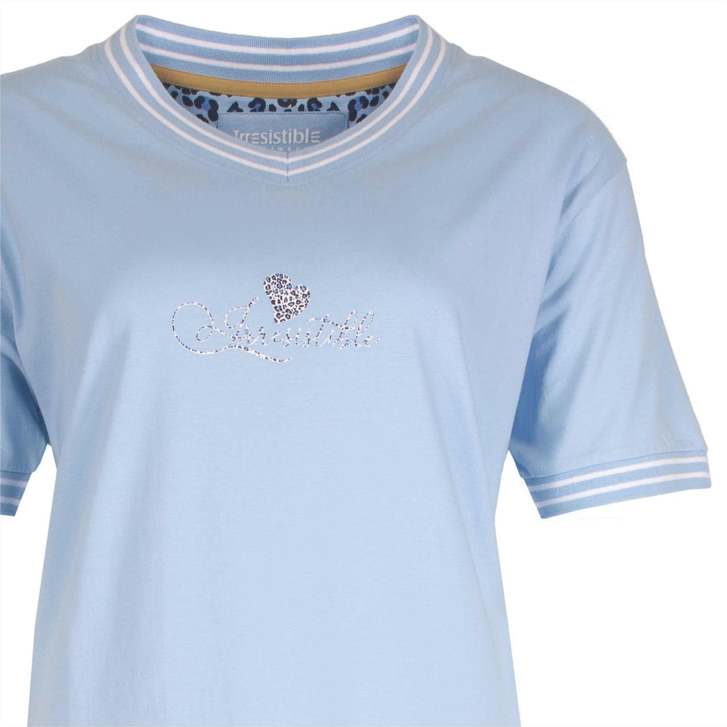 Lichtblauw katoenen nachthemd met gestreepte kraag en 'Irresistible' opdruk in luipaardprint patroon