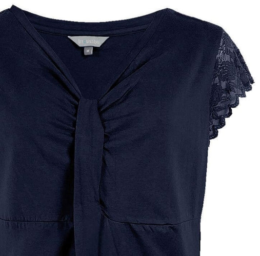 Navy blauw dames nachthemd met korte mouwen, kanten detail en V-hals met plluiting. Mgemaakt van 100je M zichtbaar.