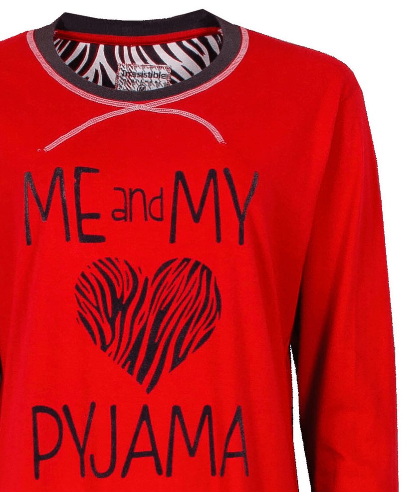 Rood nachthemd met lange mouwen, 'ME and MY PYJAMA' tekst en zebraprint hart op de voorkant, zebra kraag.